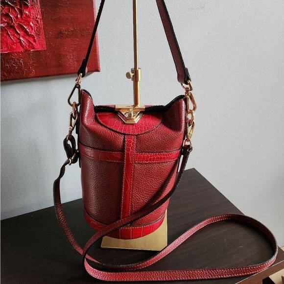 Elegant Red Bucket Bag - Picture 1 of 12